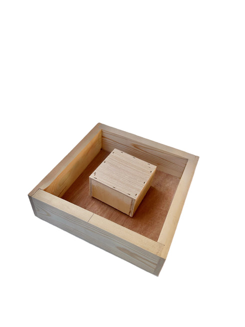 1050 Wooden storage box with dimensions 280x280x75 mm.